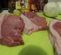 Аппетитное мясо в мультипечи с соусом и маринованным луком(Шаг №1)
