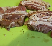 Аппетитное мясо в мультипечи с соусом и маринованным луком(Шаг №5)