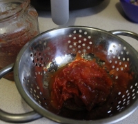 Аппетитное мясо в мультипечи с соусом и маринованным луком(Шаг №9)
